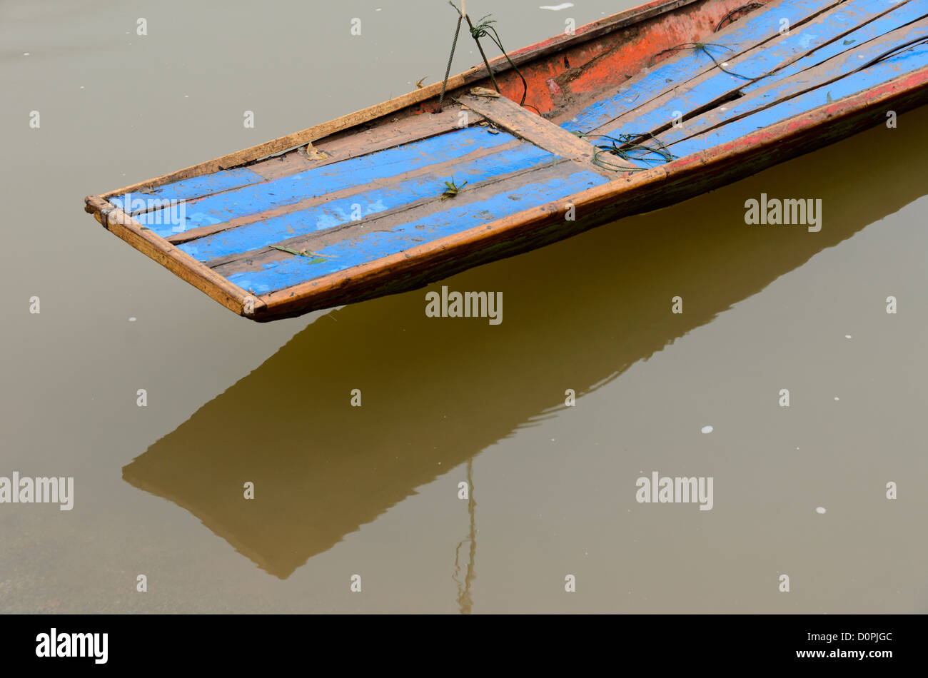 NONG KHIAW, Laos - Details der am Ende eines langen, dünnen, Holz- Boot auf dem braunen Wasser des Flusses Nam Ou (Organisationseinheit) im Norden von Laos. Stockfoto