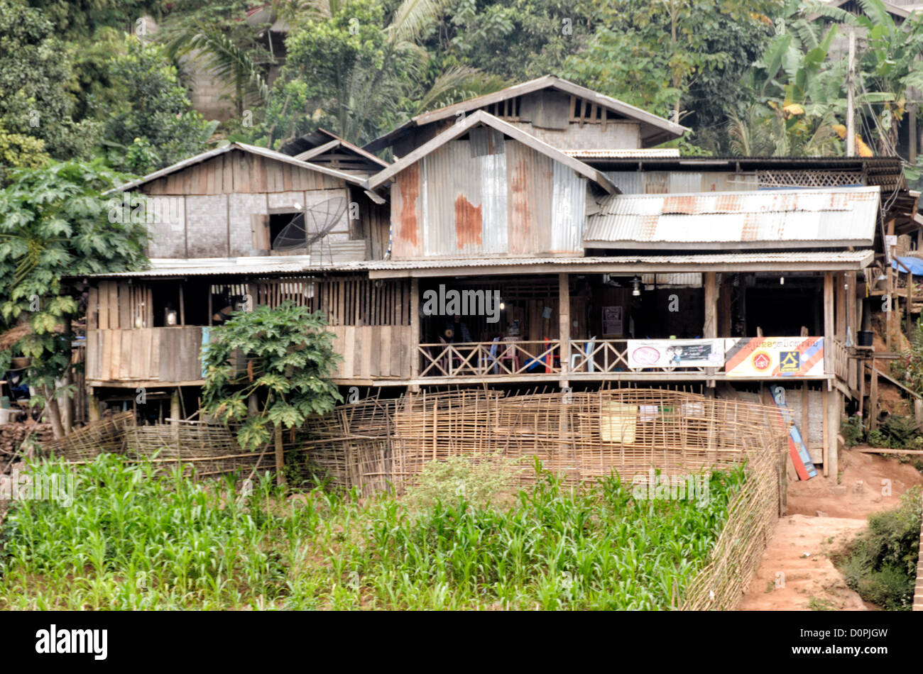 Häuser entlang des Flusses Nam ou Nong Khiaw Laos // NONG KHIAW, Laos — Häuser säumen die Uferpromenade im Dorf Nong Khiaw im Norden Laos. Die Siedlung liegt am Fluss Nam Ou in der Provinz Luang Prabang, zwischen dramatischen Kalksteinkarstbergen. Nong Khiaw dient als Tor zum ländlichen Norden von Laos und wird häufig als Basis für die Erkundung des umliegenden bergigen Geländes genutzt. Das Dorf hat sich als Haltepunkt entlang der Nam ou River Route entwickelt, die Luang Prabang mit der chinesischen Grenze verbindet. Das Gebiet ist Teil der größeren nördlichen Region Laos, die für ihre traditionelle laotische Landschaft bekannt ist Stockfoto Häuser entlang des Flusses Nam ou Nong Khiaw Laos // NONG KHIAW, Laos — Häuser säumen die Uferpromenade im Dorf Nong Khiaw im Norden Laos. Die Siedlung liegt am Fluss Nam Ou in der Provinz Luang Prabang, zwischen dramatischen Kalksteinkarstbergen. Nong Khiaw dient als Tor zum ländlichen Norden von Laos und wird häufig als Basis für die Erkundung des umliegenden bergigen Geländes genutzt. Das Dorf hat sich als Haltepunkt entlang der Nam ou River Route entwickelt, die Luang Prabang mit der chinesischen Grenze verbindet. Das Gebiet ist Teil der größeren nördlichen Region Laos, die für ihre traditionelle laotische Landschaft bekannt ist Stockfoto
