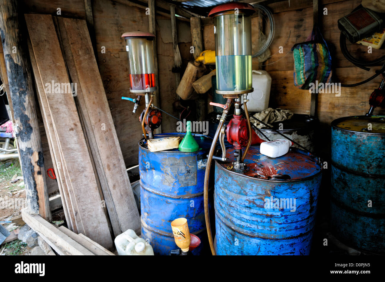 Handkurbelgaspumpen Luang Namtha Laos // LUANG NAMTHA, Laos — Handkurbelgaspumpen werden auf einem Straßenmarkt in der Provinz Luang Namtha im Norden Laos betrieben. Diese manuellen Kraftstoffspender werden häufig in ländlichen Gebieten Südostasiens eingesetzt, wo sie abgelegene Gemeinden mit begrenzter Infrastruktur versorgen. Die Provinz Luang Namtha grenzt sowohl an China als auch an Myanmar in Laos bergigem Norden. Die Provinz ist bekannt für ihre vielfältigen ethnischen Gemeinschaften und dient als Tor zum Nam Ha National Protected Area. Die Stadt Luang Namtha fungiert als Provinzhauptstadt und Drehscheibe für Öko-To Stockfoto