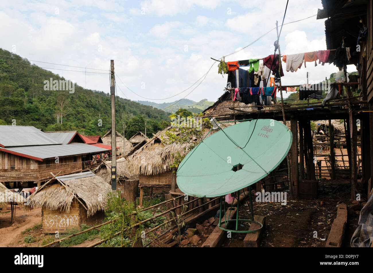 LUANG NAMTHA, Laos - das Deck eines Hauses in Lakkhamma Dorf in Luang Namtha Provinz im Norden von Laos mit einem großen Parabolantenne. Lakkhamma Dorf wurde als Gemeinschaftsprojekt zwischen der laotischen Regierung und der Europäischen Kommission eingerichtet. Stockfoto