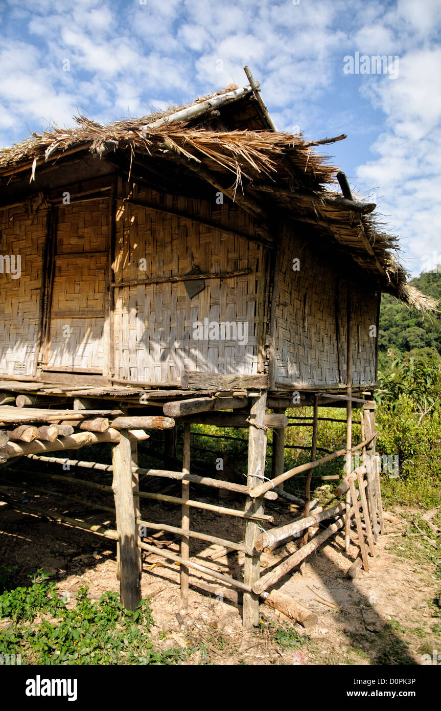 Bambus-Reisvorratshütte Luang Namtha Laos | LUANG NAMTHA, Laos — Eine Nahaufnahme einer geflochtenen Bambus-Reisvorratshütte auf Stelzen zeigt das Strohdach und die Korbwände, die für Volksbauweise von Scheunen im Norden Laos typisch sind. Die Erhöhung der Struktur schützt die geerntete Getreide von Bodenfeuchtigkeit und Schädlingen, eine Bauweise, die in den Hochland-Landwirtschaftsgemeinschaften der Region seit Generationen praktiziert wird. Stockfoto