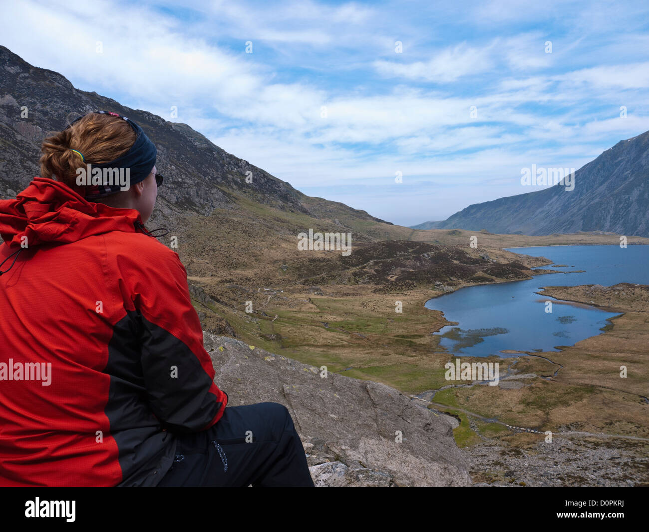 Weibliche Wanderer genießen Sie die Aussicht in Cwm Idwal Snowdonia Wales Stockfoto