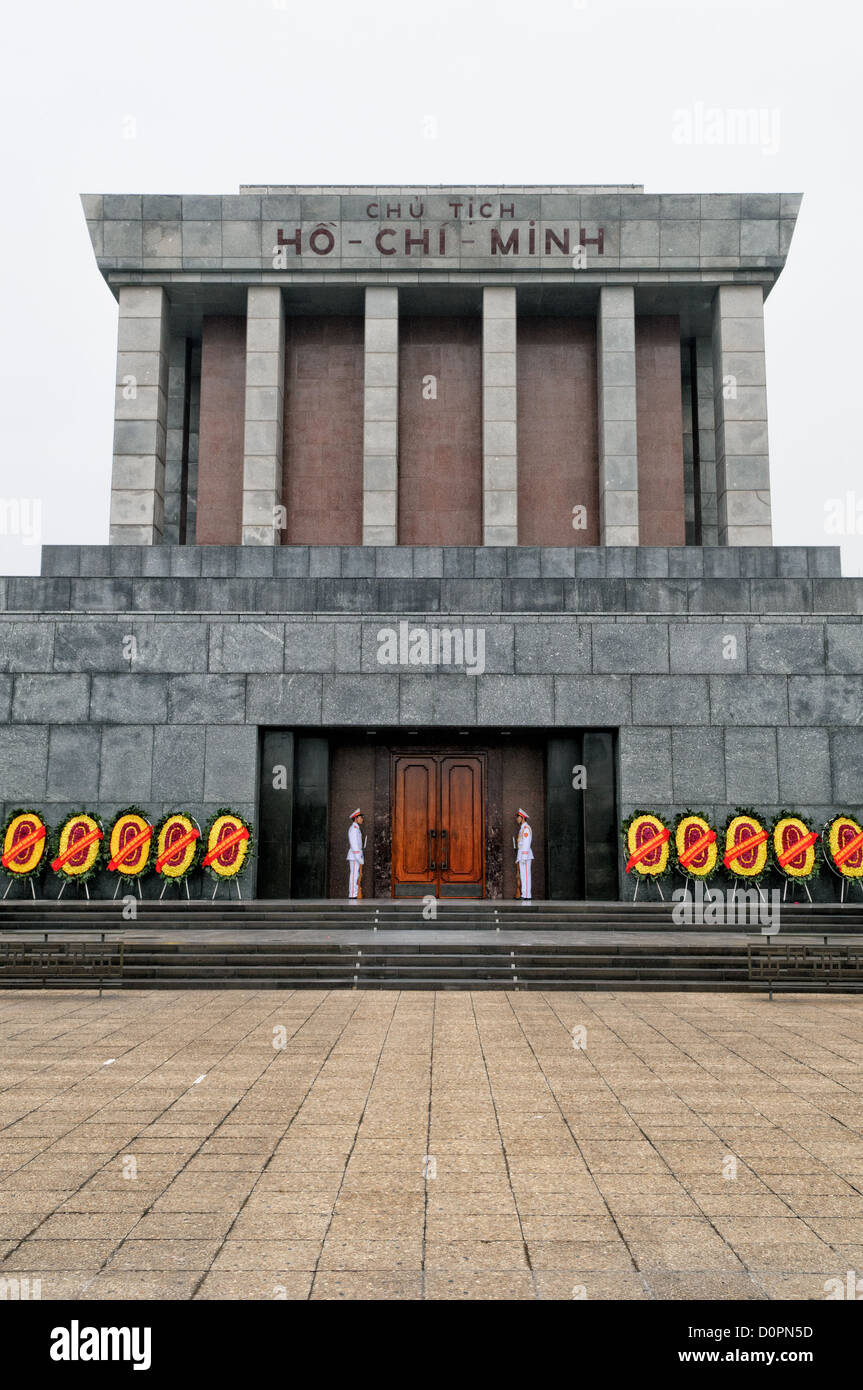 HANOI, Vietnam - Vor der Fassade des Ho Chi Minh Mausoleum mit gepflasterten Innenhof. Ein großes Denkmal in der Innenstadt von Hanoi von Ba Dinh Square, das Ho Chi Minh Mausoleum umgeben die Häuser der einbalsamierte Körper des ehemaligen vietnamesischen Leader und Gründungspräsident Ho Chi Minh. Stockfoto