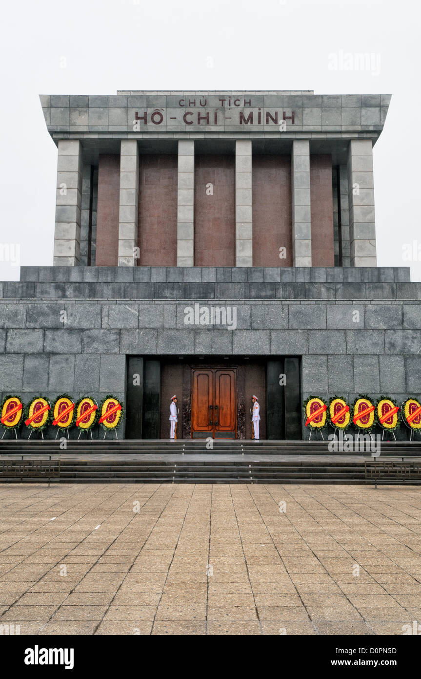 Ho-Chi-Minh-Mausoleum Hanoi Vietnam // HANOI, Vietnam — das Ho-Chi-Minh-Mausoleum befindet sich auf dem Ba-Dinh-Platz in der Innenstadt von Hanoi und beherbergt den einbalsamierten Körper von Ho-Chi-Minh, Vietnams Gründungspräsident und ehemaliger Revolutionsführer. Die große Gedenkstätte dient als letzte Ruhestätte für den Führer, der Vietnams Unabhängigkeit 1945 erklärte und das Land durch Jahrzehnte des Konflikts führte. BA Dinh Square, wo sich das Mausoleum befindet, hat historische Bedeutung als Ort, an dem Ho Chi Minh Vietnams Unabhängigkeit von der französischen Kolonialherrschaft erklärte. Das Mausoleum wurde anschließend errichtet Stockfoto