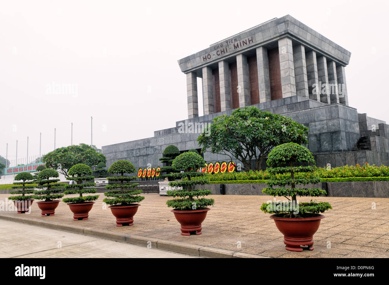 HANOI, Vietnam - Ho Chi Minh Mausoleum von einem Seite 45 Grad Winkel. Ein großes Denkmal in der Innenstadt von Hanoi von Ba Dinh Square, das Ho Chi Minh Mausoleum umgeben die Häuser der einbalsamierte Körper des ehemaligen vietnamesischen Leader und Gründungspräsident Ho Chi Minh. Stockfoto