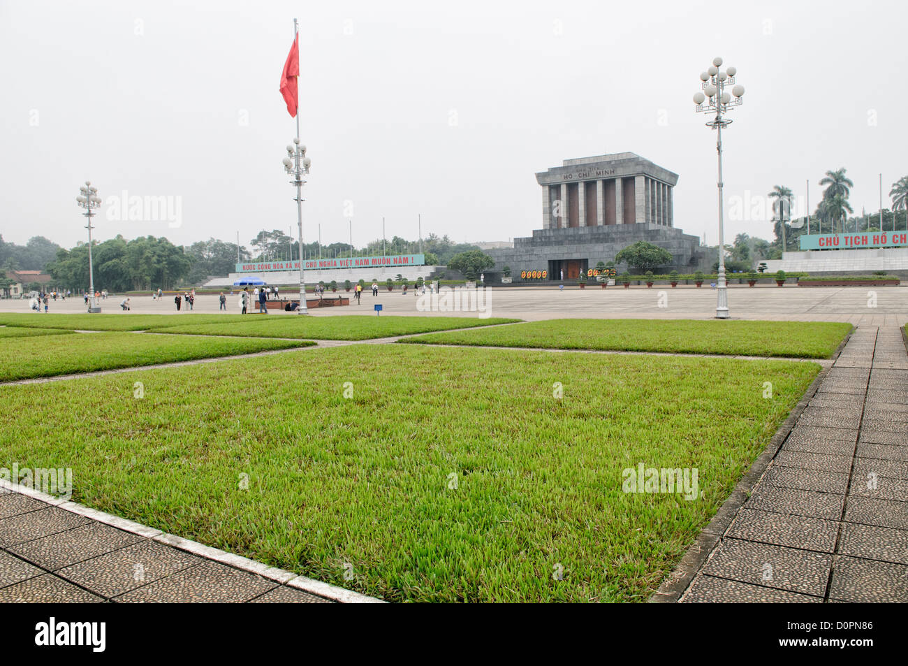 HANOI, Vietnam - Gras in der großen Ba Dinh Platz vor dem Ho Chi Minh Mausoleum Gebäude. Ein großes Denkmal in der Innenstadt von Hanoi von Ba Dinh Square, das Ho Chi Minh Mausoleum umgeben die Häuser der einbalsamierte Körper des ehemaligen vietnamesischen Leader und Gründungspräsident Ho Chi Minh. Stockfoto