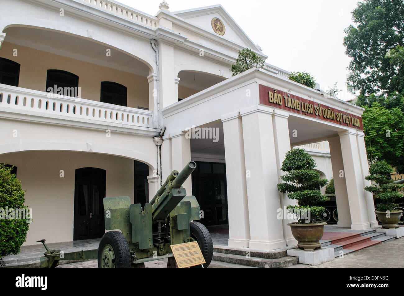 Vietnam Military History Museum French Colonial Building Hanoi // HANOI, Vietnam — der Vordereingang des ursprünglichen Kolonialgebäudes des Vietnam Military History Museum zeigt französische Kolonialarchitektur im Ba Dinh District. Das Museum wurde am 17. Juli 1956 eröffnet, zwei Jahre nach dem vietnamesischen Sieg über die französischen Truppen bei Dien Bien Phu, dem Ende des Ersten Indochina-Krieges. Das ebenfalls als Armeemuseum bekannte Institut beherbergt Artefakte und Ausstellungen, die Vietnams Militärgeschichte von der Antike bis hin zu modernen Konflikten dokumentieren. Das Museum befindet sich im Zentrum von Hanoi in der Nähe Stockfoto