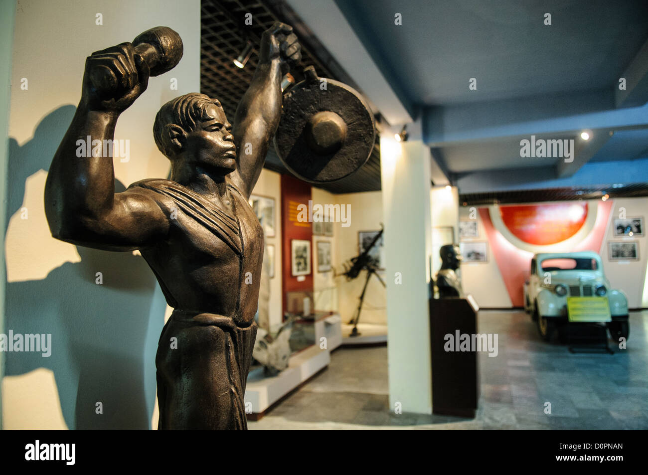 Beating Gongs Statue Vietnam Military History Museum Hanoi // HANOI, Vietnam – „Beating Gongs“, eine Bronzestatue des Künstlers Mo Lo Kai aus dem Jahr 1970, steht im Vietnam Military History Museum zu sehen. Dieses Kunstwerk stellt ein bedeutendes Stück von Vietnams militärischem künstlerischem Erbe aus der Kriegszeit dar. Das Vietnam Military History Museum beherbergt umfangreiche Sammlungen, die die militärischen Konflikte und Widerstandsbewegungen des Landes dokumentieren. Die Skulptur zeigt die Schnittstelle von Militärgeschichte und kulturellem Ausdruck während einer entscheidenden Zeit in der Geschichte Vietnams. Befindet sich in Ha Stockfoto