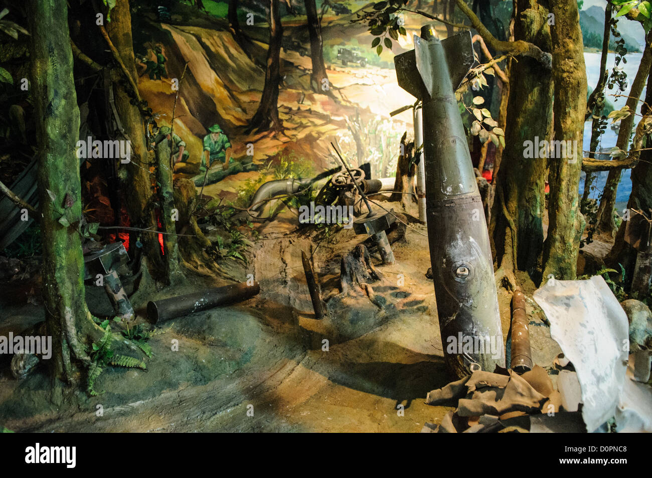 Vietnam Military History Museum American war Diorama Hanoi // HANOI, Vietnam — Ein lebensgroßes Diorama im Vietnam Military History Museum stellt die Schlachtfeldbedingungen im Dschungel während des Vietnamesen Amerikanischen Krieges nach. Die Ausstellung zeigt das schwierige Umfeld, mit dem Soldaten während des Konflikts von 1955 bis 1975 konfrontiert waren, in dem nordvietnamesische und vietnamesische Truppen gegen südvietnamesische und amerikanische Truppen verwickelt waren. Die detaillierte Szene bietet Besuchern eine Darstellung der militärischen Operationen an vorderster Front in Vietnams dichtem Dschungel-Gelände. Die Vietnam Militärgeschichte M Stockfoto