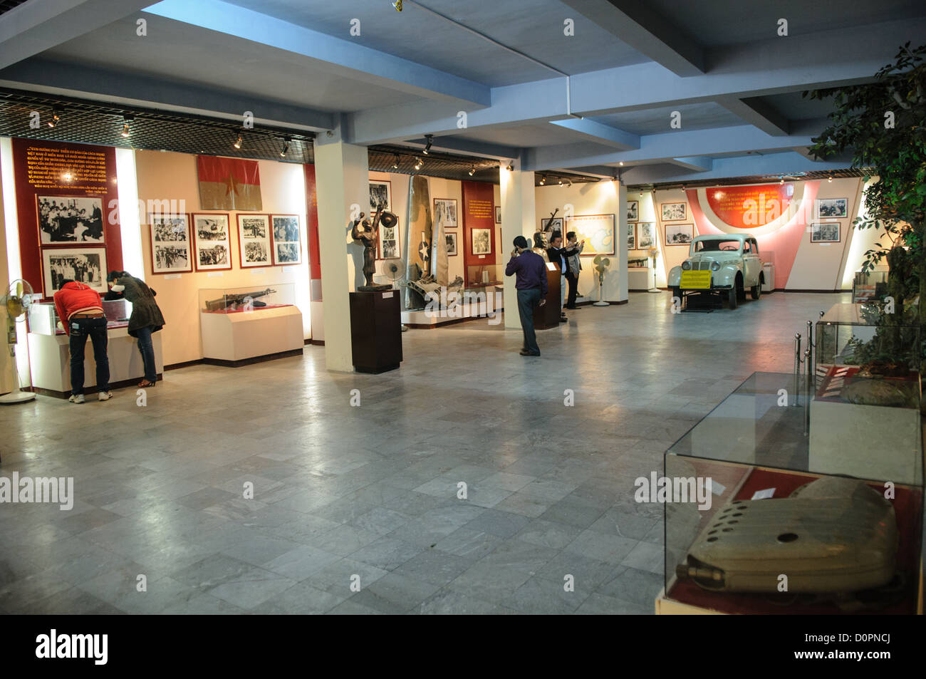 Vietnam war Artifacts Army Museum Hanoi // HANOI, Vietnam — eine Ausstellungshalle zeigt Artefakte und Materialien aus dem Vietnam-Krieg im Army Museum im Zentrum von Hanoi. Das Museum wurde am 17. Juli 1956 eröffnet, zwei Jahre nach dem vietnamesischen Sieg über die französischen Truppen bei Dien Bien Phu. Ursprünglich als Armeemuseum bekannt, das Vietnams begrenzte Marine- und Luftstreitkräfte zum Zeitpunkt seiner Gründung widerspiegelt, dokumentiert die Institution die Militärgeschichte des Landes durch verschiedene Konflikte. Das Museum befindet sich im Viertel Ba Dinh, in der Nähe des Lenin-Denkmals im Lenin-Park und des Ho-Chi-Minh-Mausoleums. Die Stockfoto