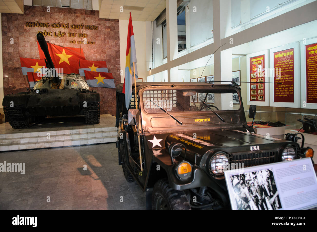 Vietnam Military History Museum Panzer und Jeep Hanoi // HANOI, Vietnam — Ein Panzer und Ein Militärjeep werden unter den Outdoor-Exponaten im Vietnam Military History Museum ausgestellt. Der Vietnamkrieg, der von 1955 bis 1975 geführt wurde, umfasste nordvietnamesische Truppen gegen Südvietnam und seinen wichtigsten Verbündeten, die Vereinigten Staaten. Diese Militärfahrzeuge sind Teil der umfangreichen Sammlung von Ausrüstung aus verschiedenen Konfliktperioden, einschließlich der französischen Kolonialzeit, des Unabhängigkeitskampfes und des Vietnamkriegs. Das 1956 gegründete Museum dient als primäre Institution Vietnams Stockfoto