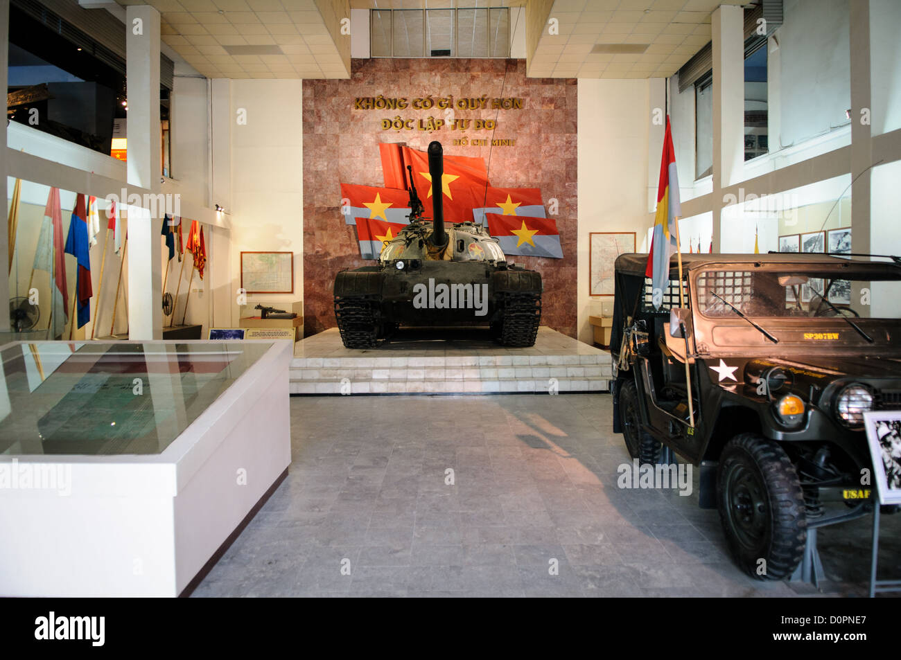 Vietnam Military History Museum Panzer und Jeep Hanoi // HANOI, Vietnam — Ein Panzer und Ein Militärjeep werden unter den Outdoor-Exponaten im Vietnam Military History Museum ausgestellt. Der Vietnamkrieg, der von 1955 bis 1975 geführt wurde, umfasste nordvietnamesische Truppen gegen Südvietnam und seinen wichtigsten Verbündeten, die Vereinigten Staaten. Diese Militärfahrzeuge sind Teil der umfangreichen Sammlung von Ausrüstung aus verschiedenen Konfliktperioden, einschließlich der französischen Kolonialzeit, des Unabhängigkeitskampfes und des Vietnamkriegs. Das 1956 gegründete Museum dient als primäre Institution Vietnams Stockfoto
