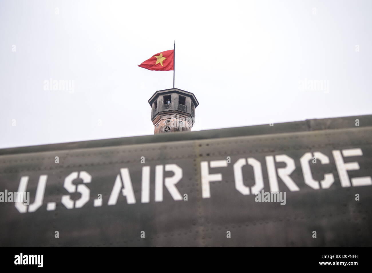Vietnam Military History Museum US Air Force Aircraft Hanoi // HANOI, Vietnam — die Flaggentribüne im Vietnam Military History Museum zeigt neben Wracks eines amerikanischen Militärflugzeugs. Das 1956 gegründete Vietnam Military History Museum dient als Hauptspeicher des Landes für Artefakte und Exponate zu Vietnams militärischen Konflikten, einschließlich der Vietnamkriegszeit von 1955 bis 1975. Das Museum beherbergt eine umfangreiche Sammlung von Waffen, Fahrzeugen und Flugzeugen aus verschiedenen Epochen der vietnamesischen Militärgeschichte. Das Hotel befindet sich in Hanois Viertel Ba Dinh, dem Institutio Stockfoto