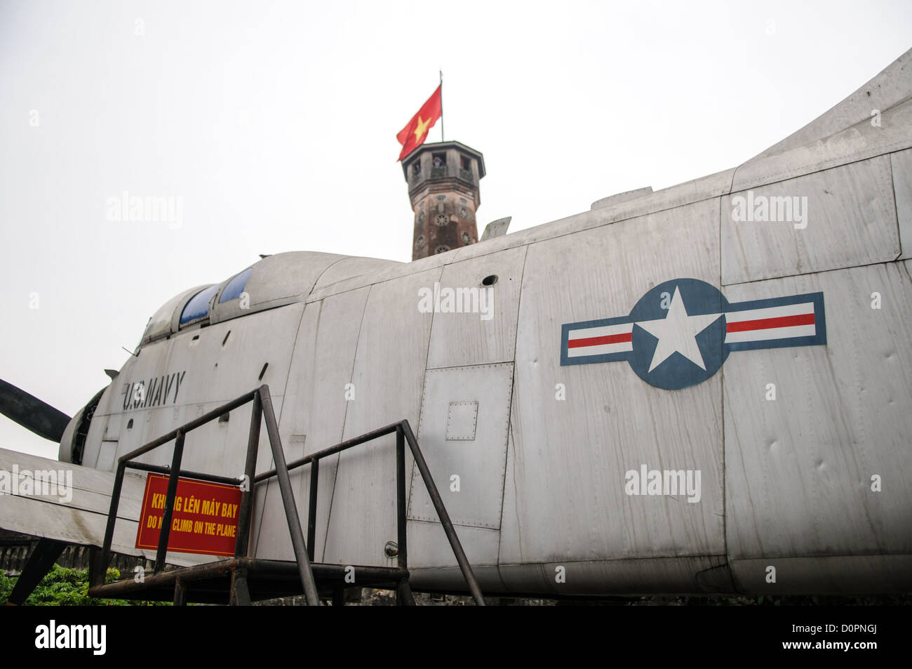 Vietnam Military History Museum Flugzeuge Hanoi Vietnam // HANOI, Vietnam — Gefangengenommene US-Militärflugzeuge, einschließlich Hubschrauber und Flugzeuge, werden im Außenbereich des Vietnam Military History Museum ausgestellt. Die Flugzeuge wurden während des Vietnamkrieges, der von 1955 bis 1975 dauerte, beschlagnahmt und nordvietnamesische Truppen gegen Südvietnam und seine amerikanischen Verbündeten einschloss. Das Museum beherbergt eine umfangreiche Sammlung militärischer Ausrüstung, Waffen und Artefakte aus verschiedenen Epochen der vietnamesischen Militärgeschichte. Das 1956 gegründete Vietnam Military History Museum dient als das Military History Museum Stockfoto