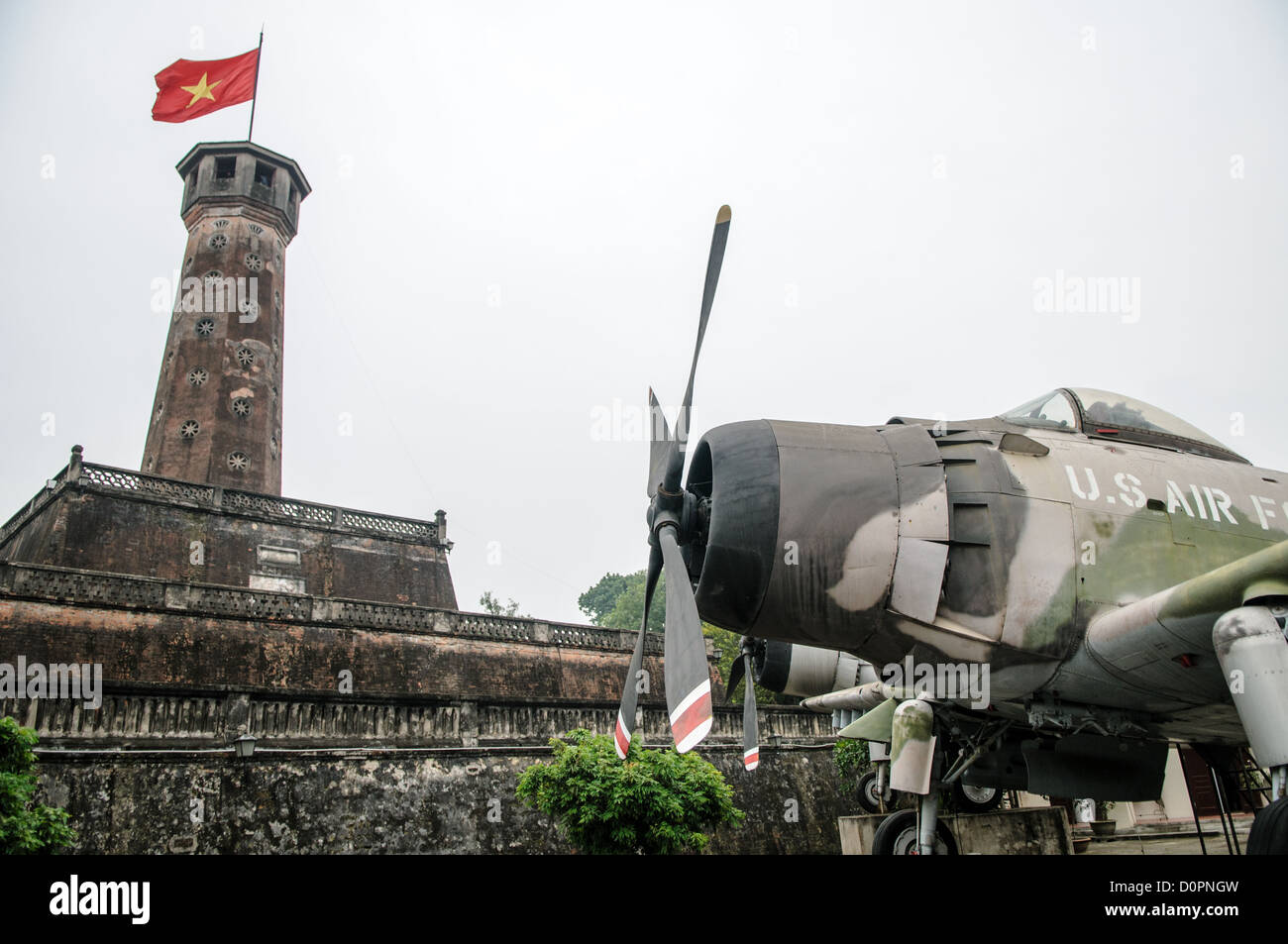 Vietnam Military History Museum Gefangener US-Flugzeuge Hanoi // HANOI, Vietnam — Ein Gefangener US-Luftwaffe-Flugzeuge wird unter anderem im Außenbereich des Vietnam Military History Museum in der Nähe des Flag Tower ausgestellt. Das Museum beherbergt eine umfangreiche Sammlung von Gefangener militärischer Ausrüstung aus dem Vietnamkrieg, der von 1955 bis 1975 dauerte und nordvietnamesische Truppen gegen Südvietnam und seinen wichtigsten Verbündeten, die Vereinigten Staaten, einschloss. Das 1956 gegründete Vietnam Military History Museum dient als primäres Archiv für militärische Artefakte des Landes Stockfoto