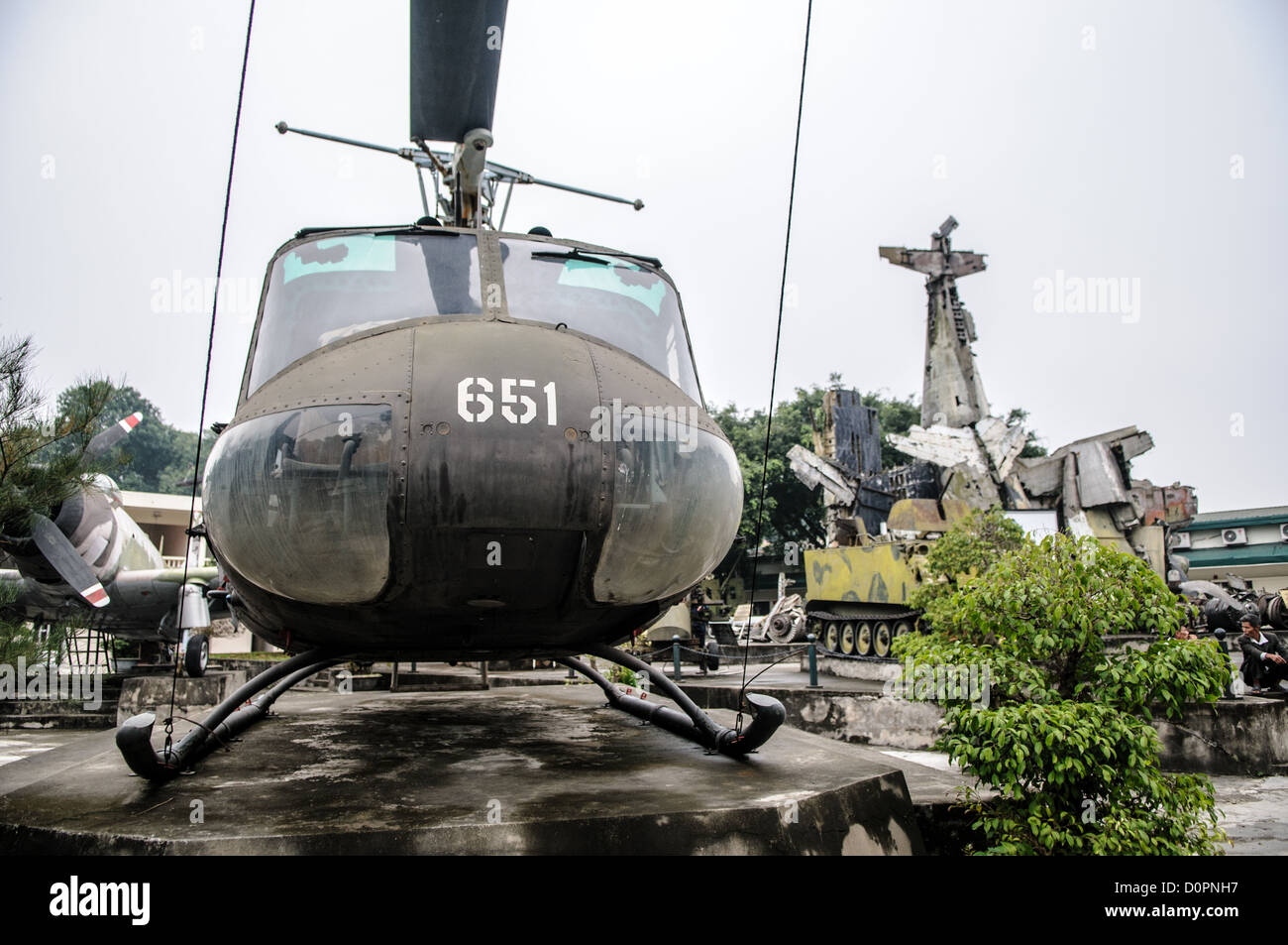 Vietnam war Military Aircraft Hanoi Vietnam // HANOI, Vietnam — Gefangengenommene US-Militärflugzeuge, einschließlich Hubschrauber und Flugzeuge, werden im Außenbereich des Vietnam Military History Museum ausgestellt. Die Flugzeuge wurden während des Vietnamkrieges, der von 1955 bis 1975 dauerte, beschlagnahmt und nordvietnamesische Truppen gegen Südvietnam und seine amerikanischen Verbündeten einschloss. Das Museum beherbergt eine umfangreiche Sammlung militärischer Ausrüstung, Waffen und Artefakte aus verschiedenen Epochen der vietnamesischen Militärgeschichte. Das 1956 gegründete Vietnam Military History Museum dient als Stockfoto