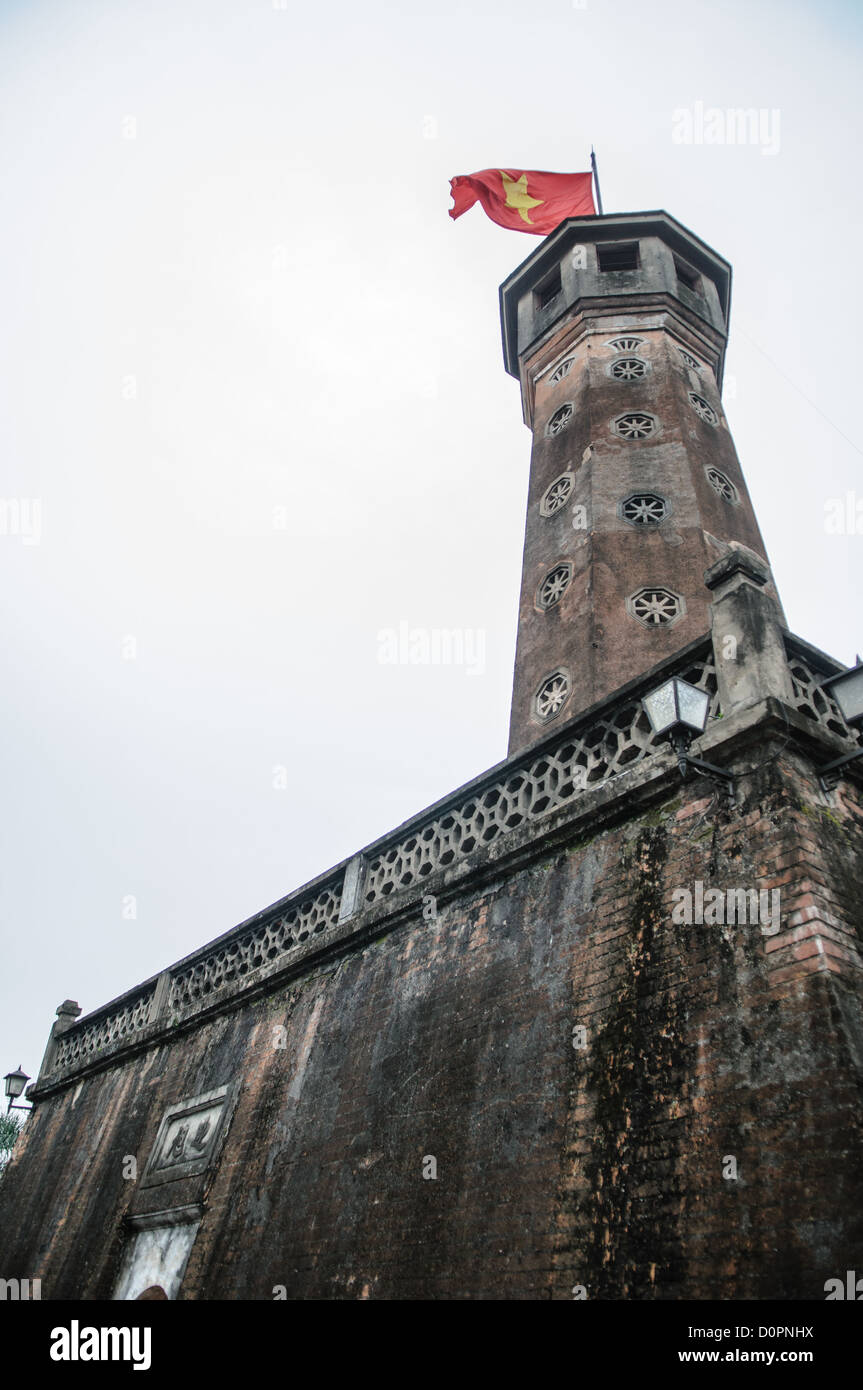 HANOI, Vietnam – der historische Hanoi Flaggenturm, der zwischen 1805 und 1812 erbaut wurde, ist 33,5 Meter hoch im Vietnam Military History Museum. Der Turm verfügt über eine 54-stufige Wendeltreppe, die zu einem Beobachtungsraum führt, und seit dem 10. Oktober 1954 wird die vietnamesische Nationalflagge fortlaufend getragen. Dieses nationale kulturelle und historische Relikt dient sowohl als Symbol der vietnamesischen Unabhängigkeit als auch als zentrales Wahrzeichen des militärischen Museumskomplexes. Stockfoto