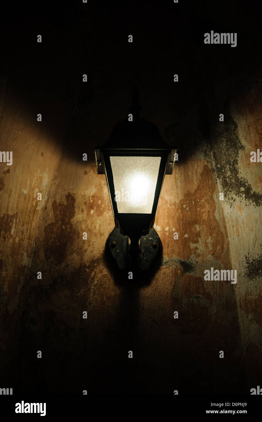 Vietnam Military History Museum Tower Interior Hanoi // HANOI, Vietnam — Ein Licht beleuchtet das Innere eines Turms im Vietnam Military History Museum. Das Museum, offiziell bekannt als Vietnam Museum of Military History, beherbergt umfangreiche Sammlungen, die Vietnams militärische Konflikte von der Antike bis zur Neuzeit dokumentieren. Die im Stadtteil Ba Dinh von Hanoi gelegene Institution zeigt Artefakte, Waffen und Exponate im Zusammenhang mit den Kämpfen des Landes für Unabhängigkeit und Vereinigung. Das Museum wurde 1956 gegründet und dient als eines der wichtigsten Repositorien Vietnams Stockfoto