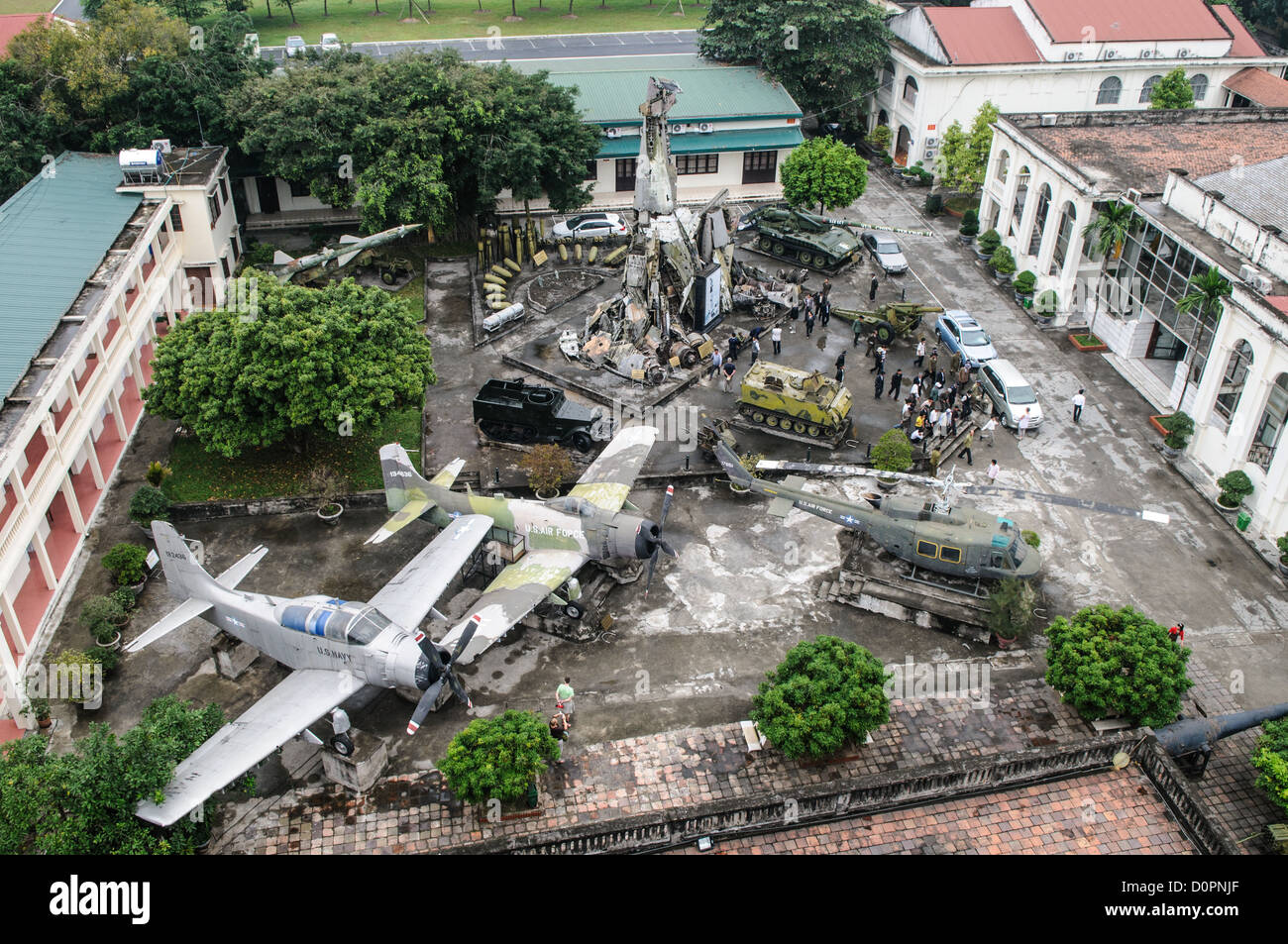 Vietnam Military History Museum Military Equipment Hanoi // HANOI, Vietnam — ein erhöhter Blick von der Aussichtsplattform des Hanoi Flaggenturms zeigt gefangengenommene und verlassene US-Militärausrüstung im Innenhof des Vietnam Military History Museums. Die Freiluftausstellung zeigt verschiedene Fahrzeuge und Ausrüstungen aus dem Vietnamkrieg, der von 1955 bis 1975 zwischen Nordvietnam und Südvietnam ausgetragen wurde und von 1964 bis 1973 eine bedeutende militärische Beteiligung der USA hatte. Das 1956 gegründete Vietnam Military History Museum dient als primäres Repository für militärische Artefakte A Stockfoto