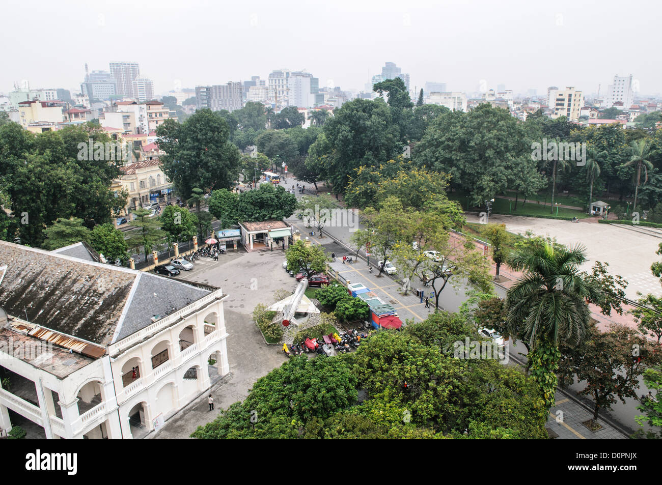 Vietnam Military History Museum Outdoor Display Hanoi // HANOI, Vietnam — ein erhöhter Blick von der Aussichtsplattform des Hanoi Flaggenturms zeigt gefangengenommene und verlassene US-Militärausrüstung im Innenhof des Vietnam Military History Museums. Die Freiluftausstellung zeigt verschiedene Fahrzeuge und Ausrüstungen aus dem Vietnamkrieg, der von 1955 bis 1975 zwischen Nordvietnam und Südvietnam ausgetragen wurde und von 1964 bis 1973 eine bedeutende militärische Beteiligung der USA hatte. Das 1956 gegründete Vietnam Military History Museum dient als primäres Archiv des Landes für militärische Artefakte und Stockfoto