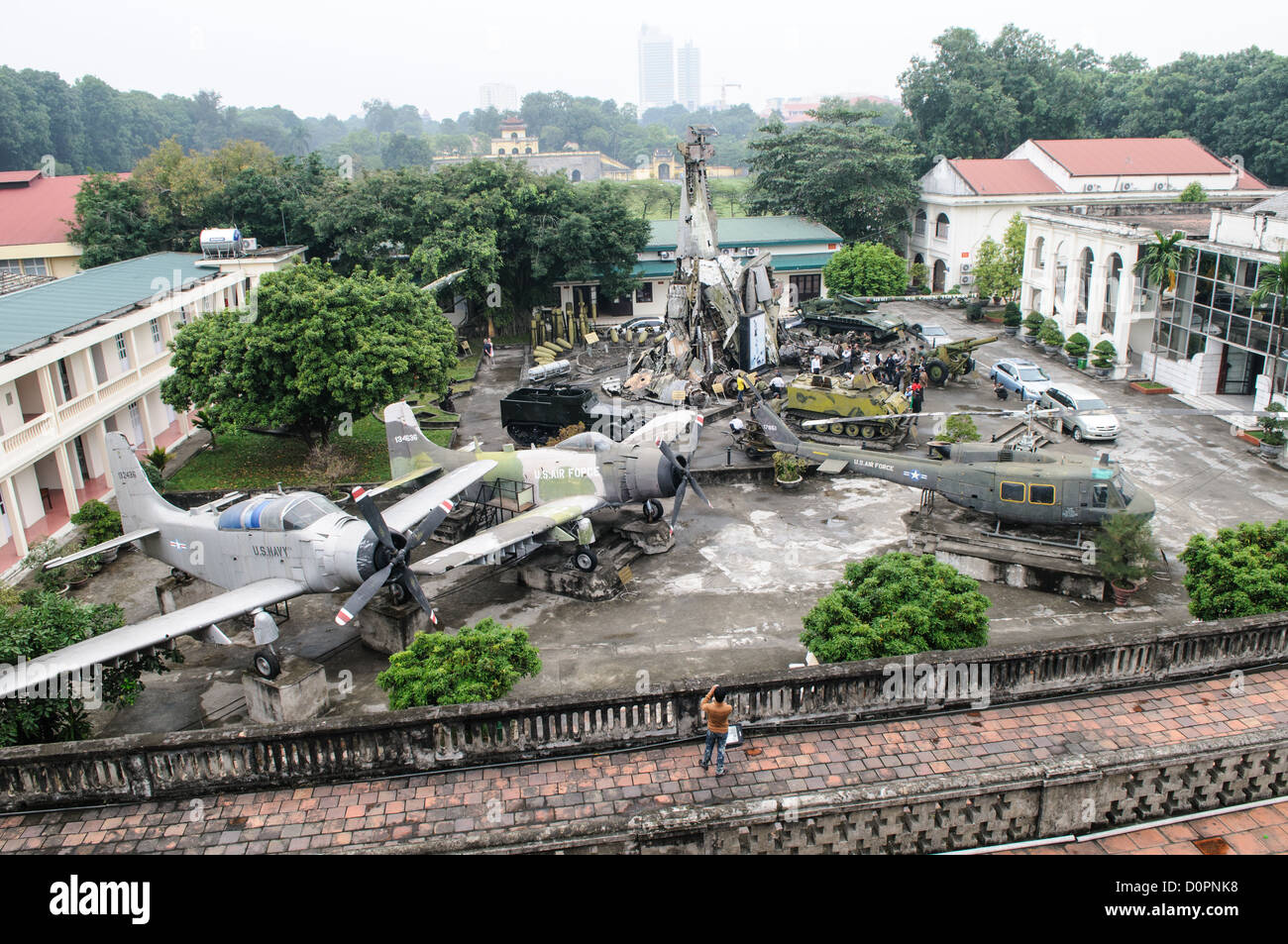 Vietnam Military History Museum Vietnam Kriegsausrüstung Hanoi // HANOI, Vietnam — ein erhöhter Blick von der Aussichtsplattform des Hanoi Flaggenturms zeigt gefangengenommene und verlassene US-Militärausrüstung im Innenhof des Vietnam Military History Museums. Die Freiluftausstellung zeigt verschiedene Fahrzeuge und Ausrüstungen aus dem Vietnamkrieg, der von 1955 bis 1975 zwischen Nordvietnam und Südvietnam ausgetragen wurde und von 1964 bis 1973 eine bedeutende militärische Beteiligung der USA hatte. Das 1956 gegründete Vietnam Military History Museum dient als primäres Archiv für militärische Artefakte des Landes Stockfoto