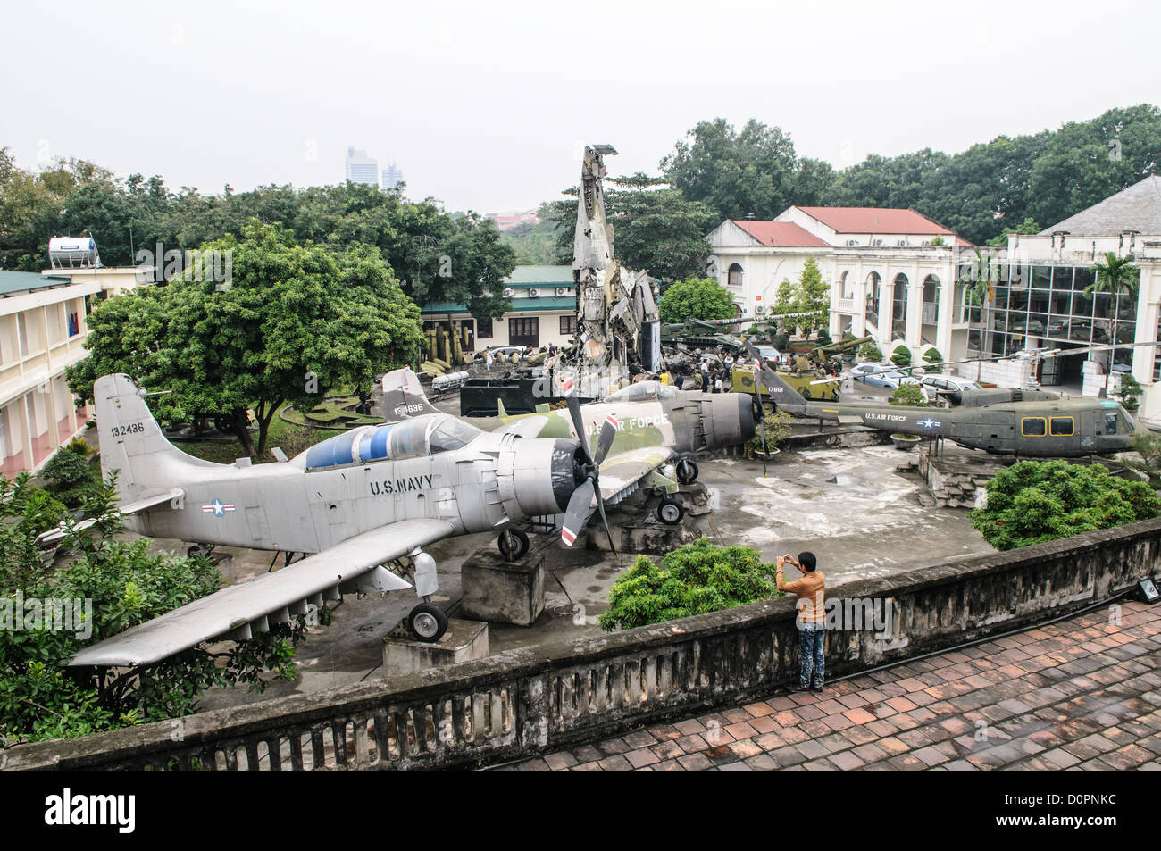 Vietnam Military History Museum Vietnam Kriegsausrüstung Hanoi // HANOI, Vietnam — ein erhöhter Blick von der Aussichtsplattform des Hanoi Flaggenturms zeigt gefangengenommene und verlassene US-Militärausrüstung im Innenhof des Vietnam Military History Museums. Die Freiluftausstellung zeigt verschiedene Fahrzeuge und Ausrüstungen aus dem Vietnamkrieg, der von 1955 bis 1975 zwischen Nordvietnam und Südvietnam ausgetragen wurde und von 1964 bis 1973 eine bedeutende militärische Beteiligung der USA hatte. Das 1956 gegründete Vietnam Military History Museum dient als primäres Archiv für militärische Artefakte des Landes Stockfoto
