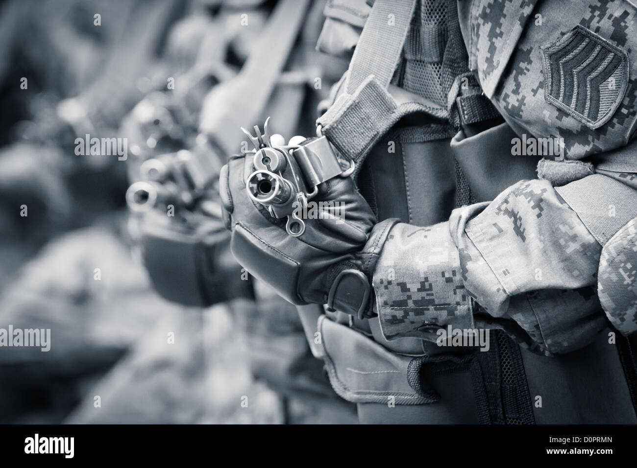 Bereit für den Kampf mit Sturmgewehren Soldaten Stockfoto