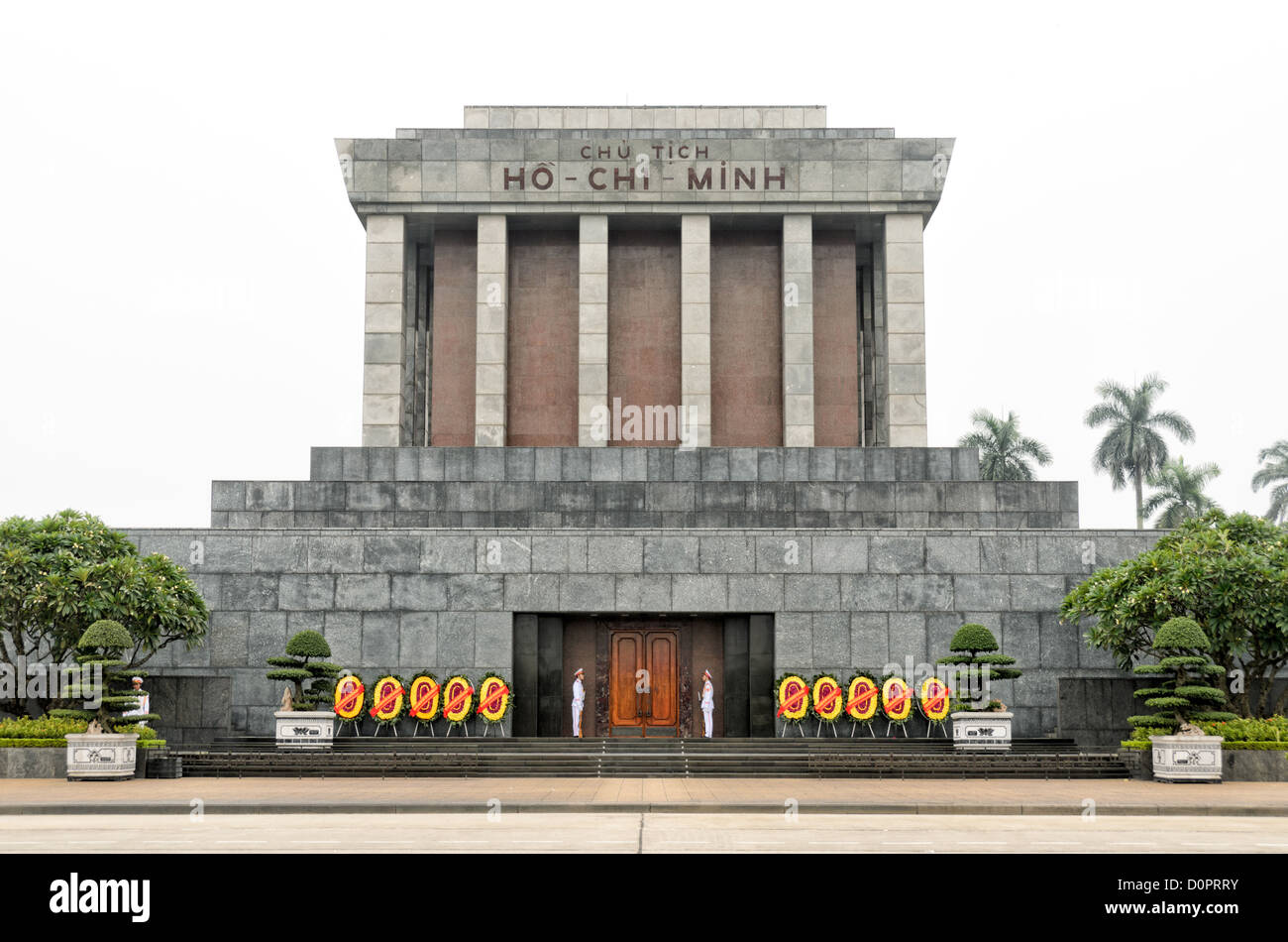 HANOI, Vietnam – Vorderansicht des Ho-Chi-Minh-Mausoleums am Tag mit dickem Dunst und Wolken. Das Ho-Chi-Minh-Mausoleum ist ein großes Denkmal in der Innenstadt von Hanoi, umgeben vom Ba Dinh-Platz. Es beherbergt den einbalsamierten Körper des ehemaligen vietnamesischen Führers und Gründungspräsidenten Ho Chi Minh. Stockfoto