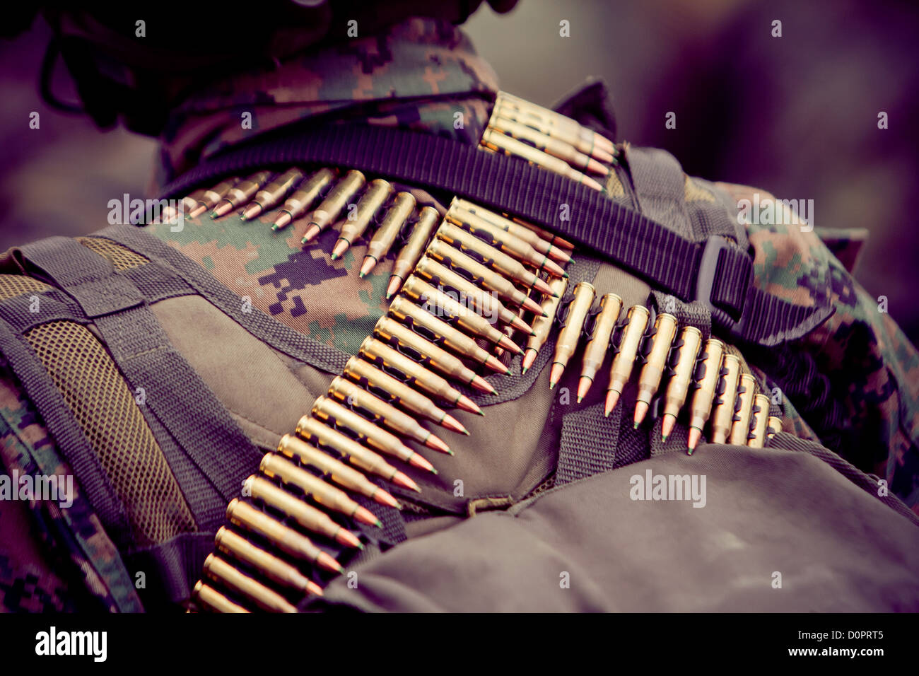 Militärs mit Armo Kugeln Stockfoto