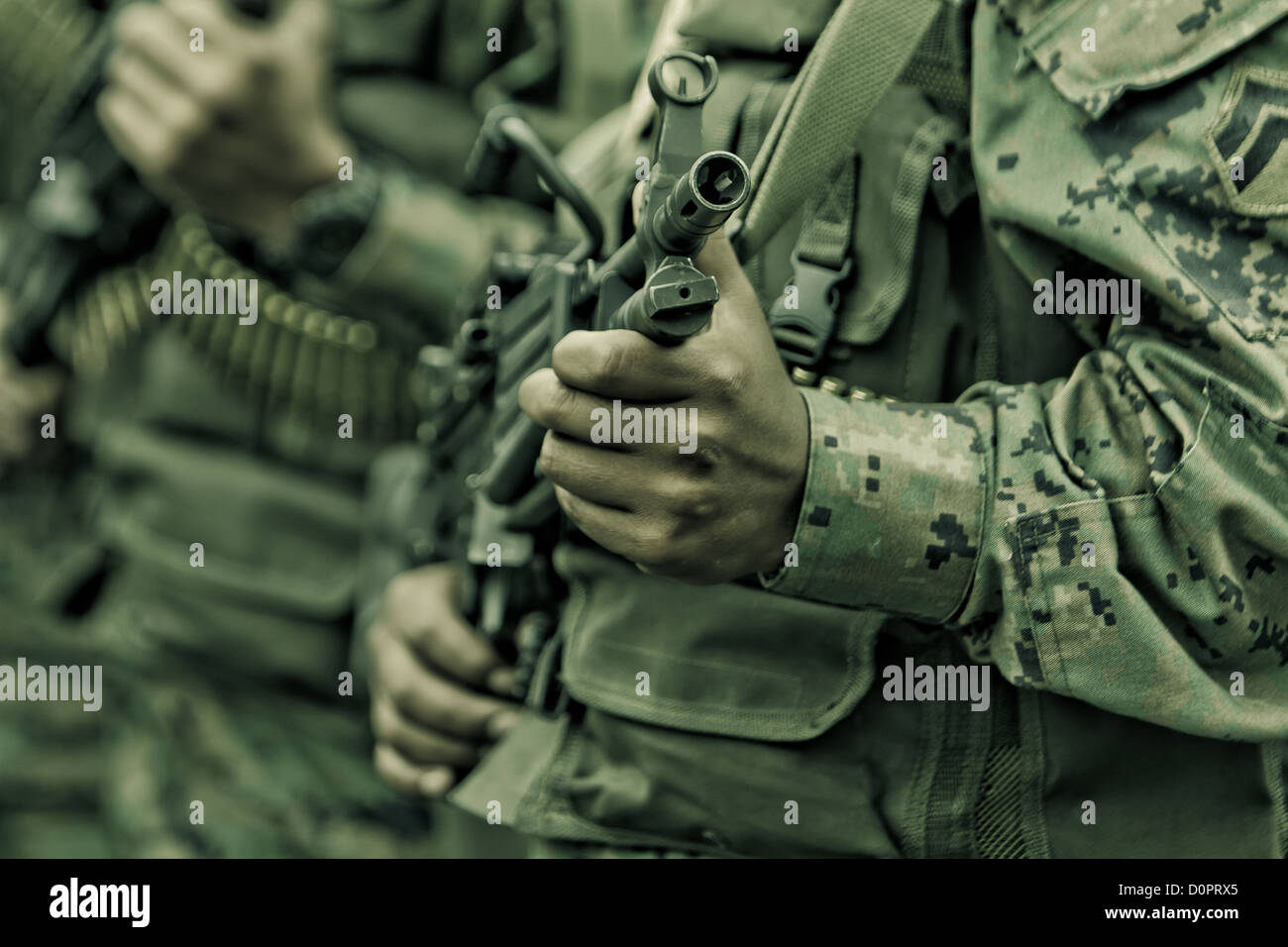 junge Soldaten mit Gewehren Stockfoto