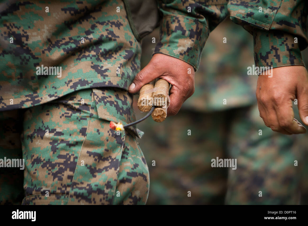 Soldaten halten Dynamit mit Sicherung Stockfoto