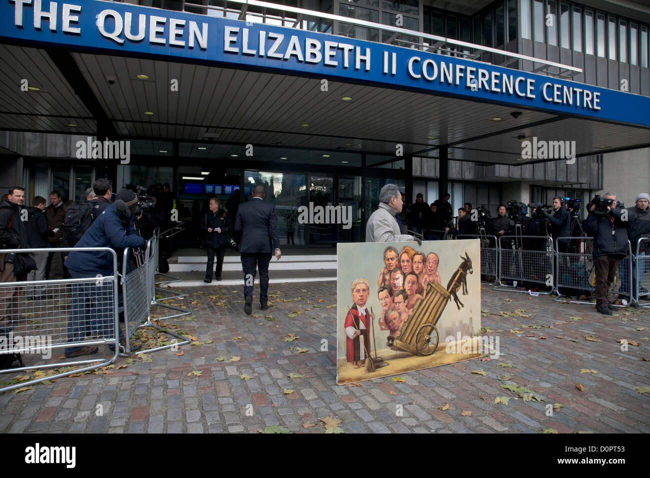 29. November 2012. London UK. Politischer Künstler Kaya steht Mar mit seiner Leveson unter dem Motto Kunst außerhalb des Zentrums von Königin Elizabeth II. Die Ergebnisse der Untersuchung Leveson macht Empfehlungen für die Praxis und Ethik der Presse nach einer 18-monatigen Anfrage. Bildnachweis: Amer Ghazzal / Alamy Live News Stockfoto