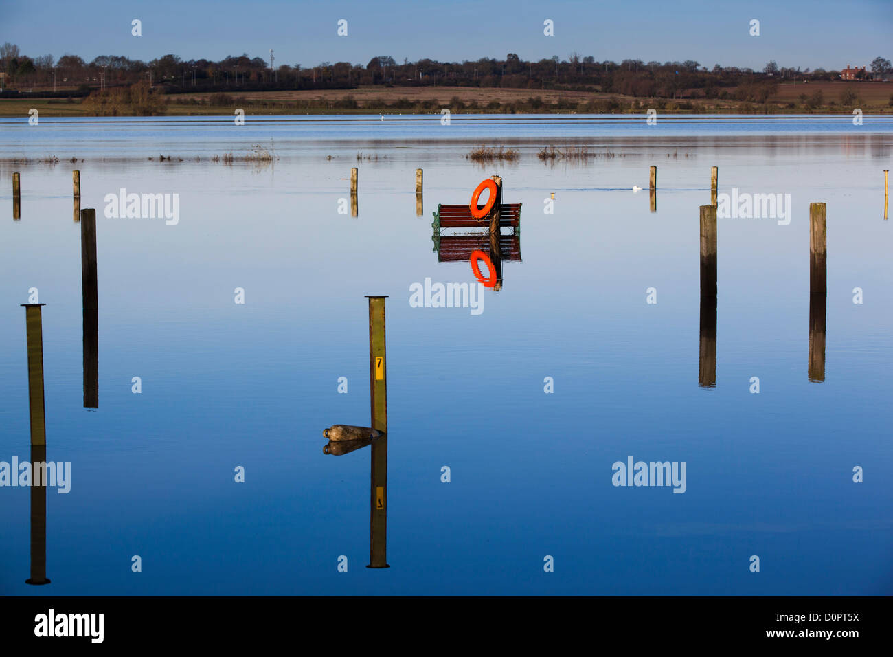 Parkbank mit Rettungsring Bredon Marina, Gloucestershire, während 2012 Überschwemmungen. Vereinigtes Königreich. Stockfoto