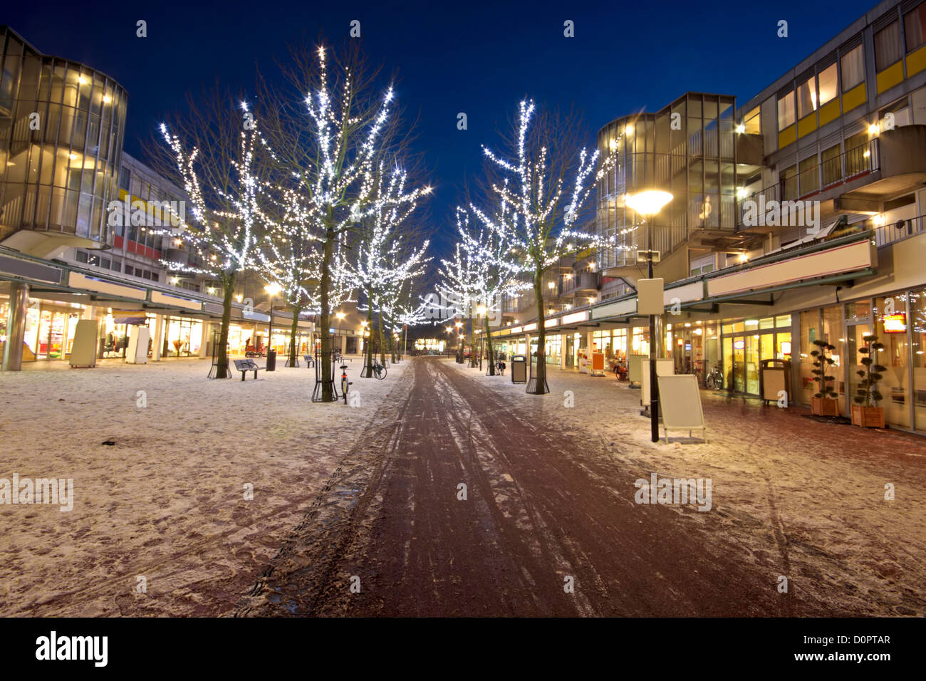 Einkaufszentrum in der Weihnachtszeit in der Nacht in Amsterdam Niederlande Stockfoto