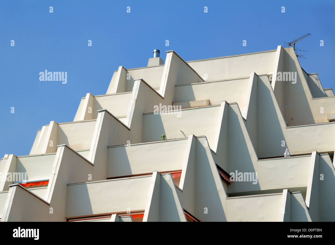 Geometrische Muster von Le Babylone (1969) Moderne Apartments von Henri Castella im La Grande-Motte Resort Town oder Holiday Resort Hérault Frankreich Stockfoto