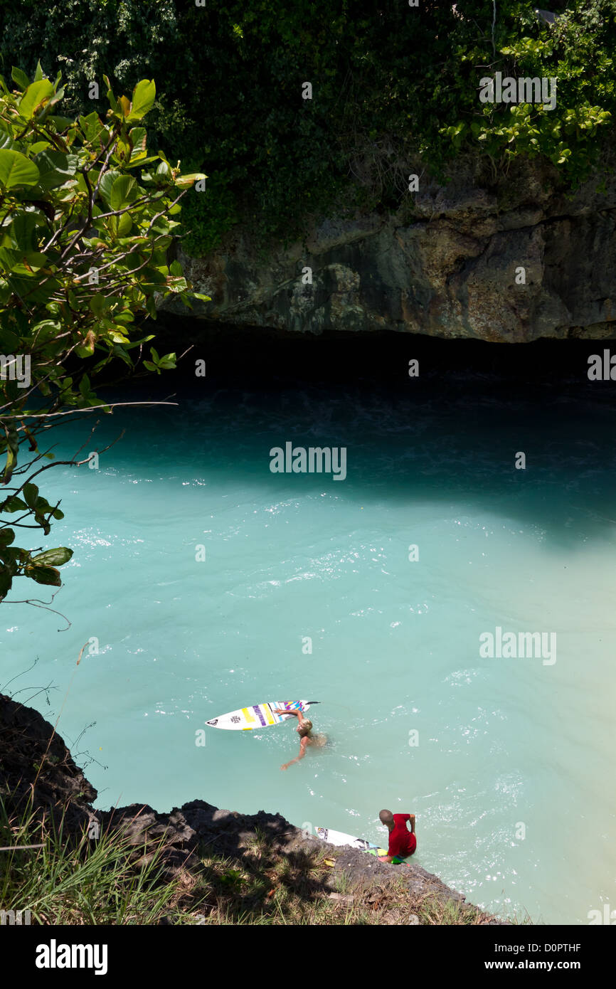 Surfer im Indischen Ozean am Suluban Beach auf Bali, Indonesien Stockfoto