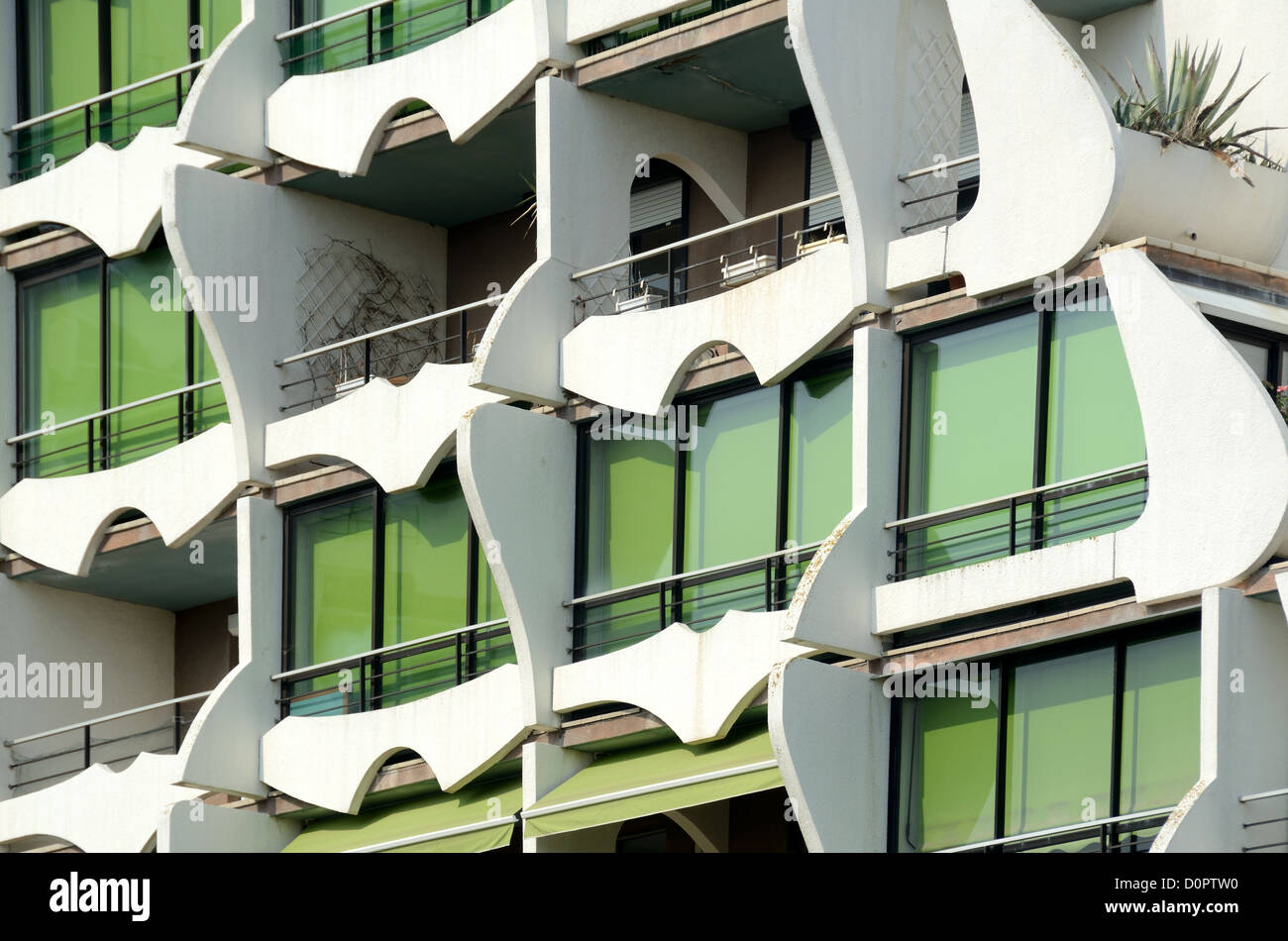 Moderne Fassade und Balkone von La Grande Pyramide (1974) oder Great Pyramid Apartments von Jean Balladur La Grande-Motte Hérault Frankreich Stockfoto