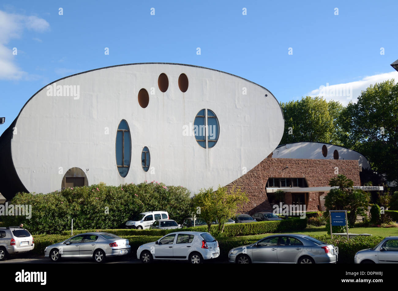 Modernistisches Oval, ovale oder eiförmige Palais des Congres (1983) von Jean Balladur in der Resort Town oder Neustadt La Grande-Motte Hérault Frankreich Stockfoto