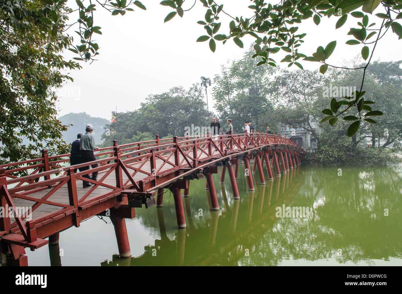 HANOI, Vietnam - Huc Bridge mit Touristen. Die rot lackierten, Holzbrücke verbindet den nördlichen Ufer des Sees mit Jade Island und den Tempel des Jade Mountain (Ngoc Son Tempel). Stockfoto