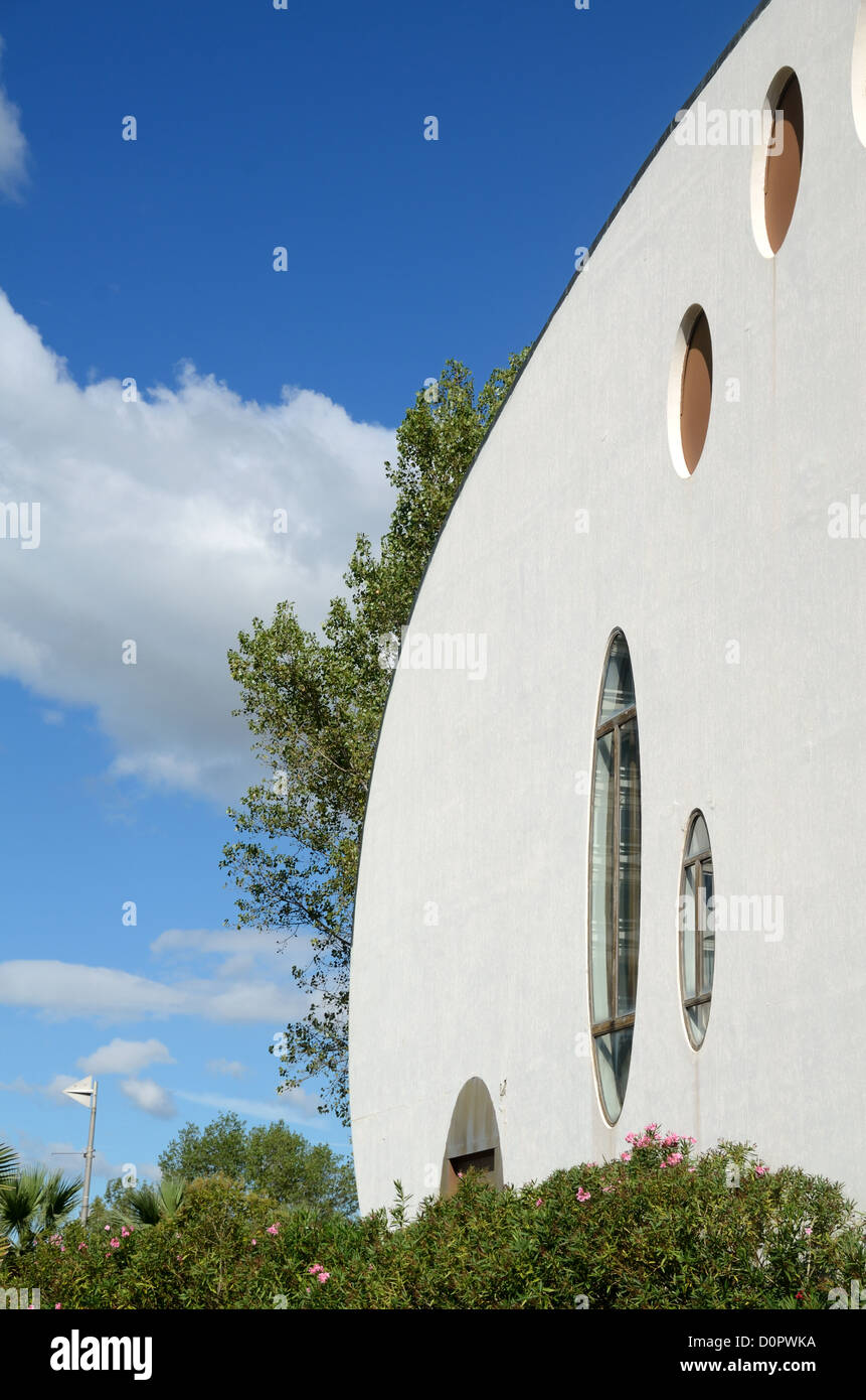 Moderne Architektur Detail des eiförmigen oder ovalen Palais des Congres (1983) in der Neustadt oder Kurstadt La Grande-Motte Hérault Frankreich Stockfoto