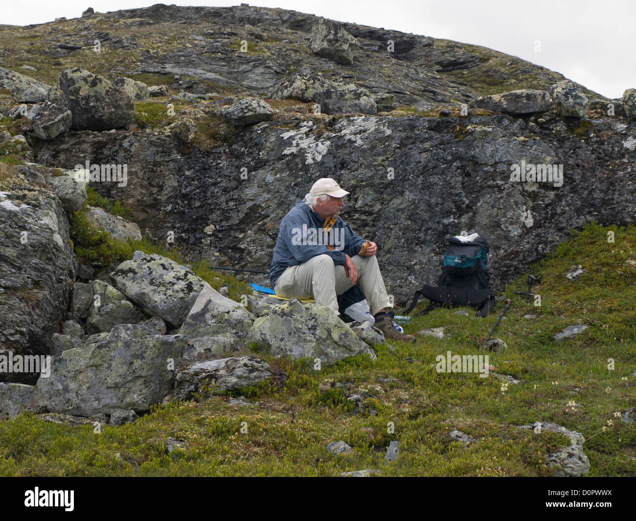 Wanderer in den norwegischen Bergen in der Nähe von Aurlandsdal Schutz hinter Felsen, eine Mittagspause zu genießen Stockfoto