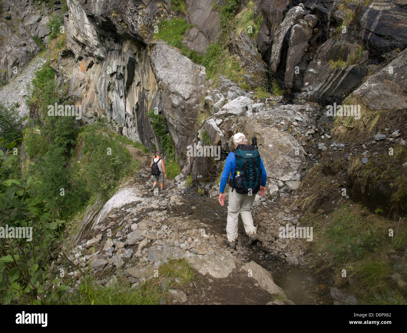 Wanderer auf dem Weg nach unten eine steile Teil des Weges in Aurlandsdal Norwegen nach einem Felssturz Stockfoto