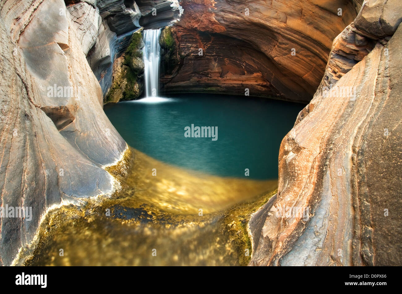 Kleiner Wasserfall am Spa Pool im Karijini Nationalpark. Stockfoto
