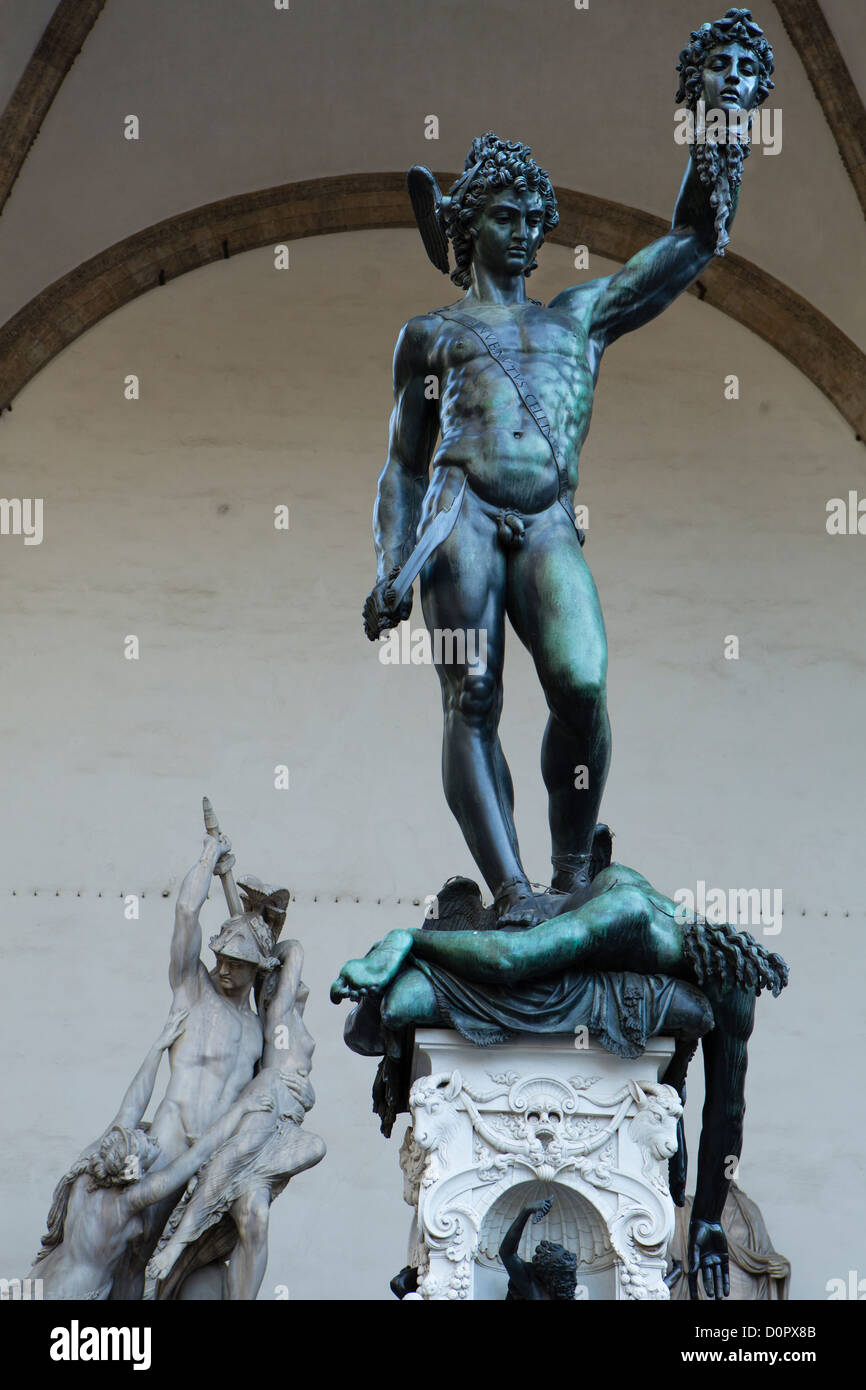 Benvenuto Cellini Statue Perseus mit dem Kopf der Medusa, Loggia dei Lanzi, Piazza della Signoria, Florenz, Toskana, Italien Stockfoto