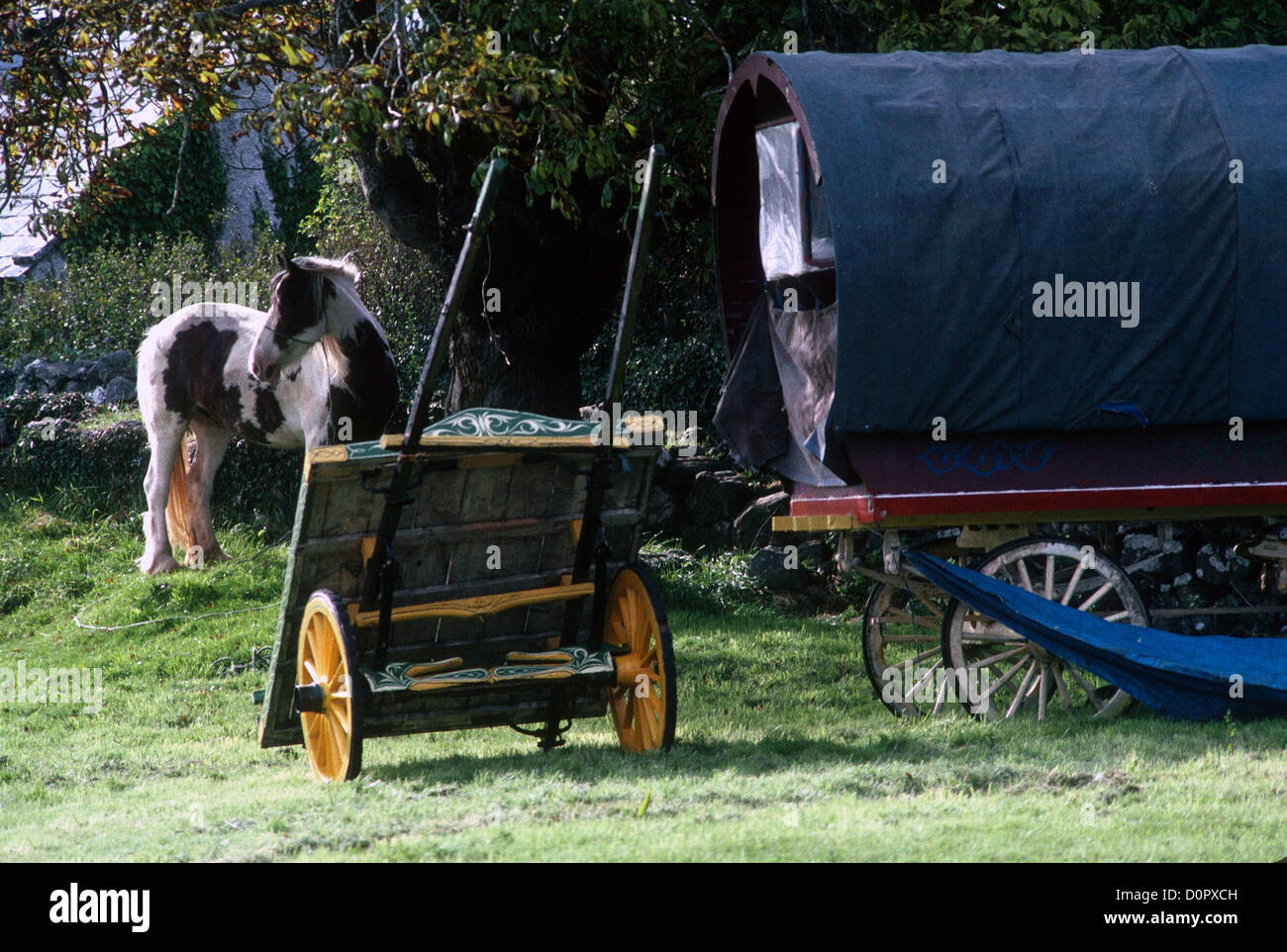 Irland - ein Zigeuner Lager mit Pferdewagen ...ein und Planwagen Stockfoto
