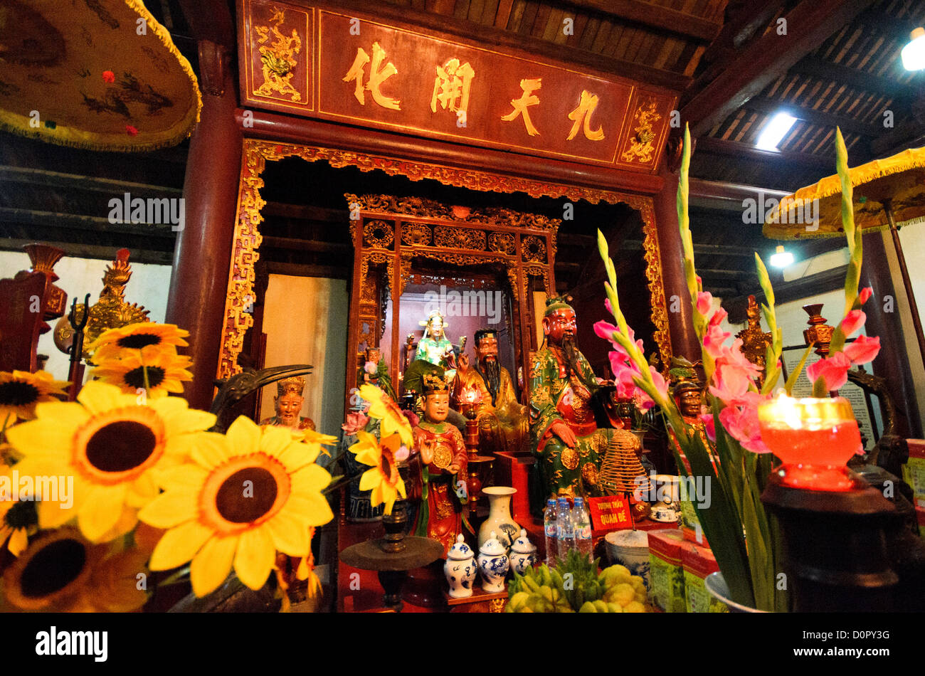 HANOI, Vietnam – Ein Schrein und Blumen am Tempel des Jade Berges (Ngoc Son Tempel) am Hoan Kiem See im Herzen von Hanois Altstadt. Der Tempel wurde im 18. Jahrhundert auf der kleinen Jade-Insel nahe dem Nordufer des Sees errichtet und ist zu Ehren des 13. Jahrhunderts Militärführers Tran Hung Dao. Stockfoto