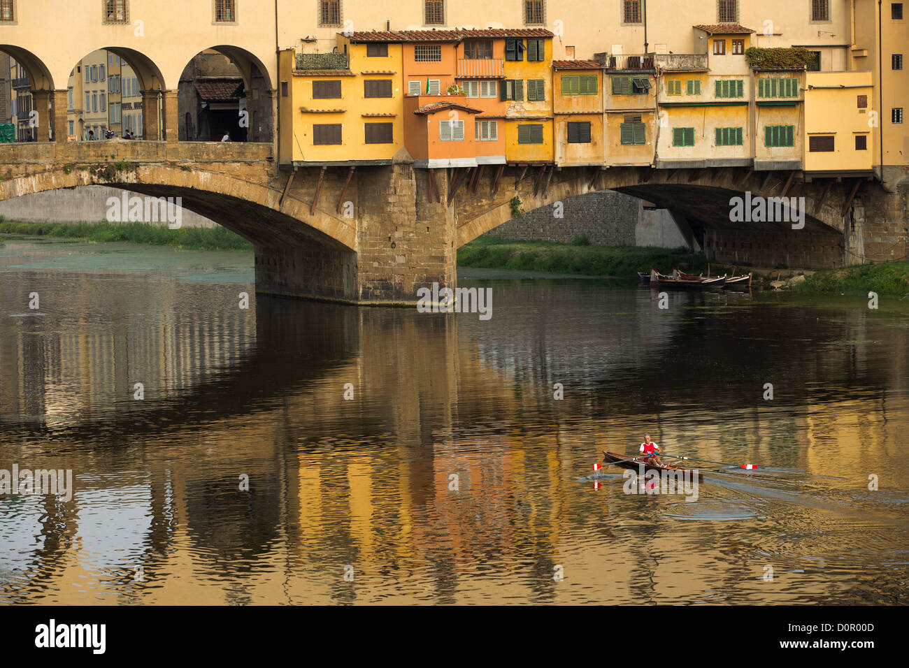 ein Ruderer auf dem Fluss Arno von der Ponte Vecchio, Florenz, Italien Stockfoto