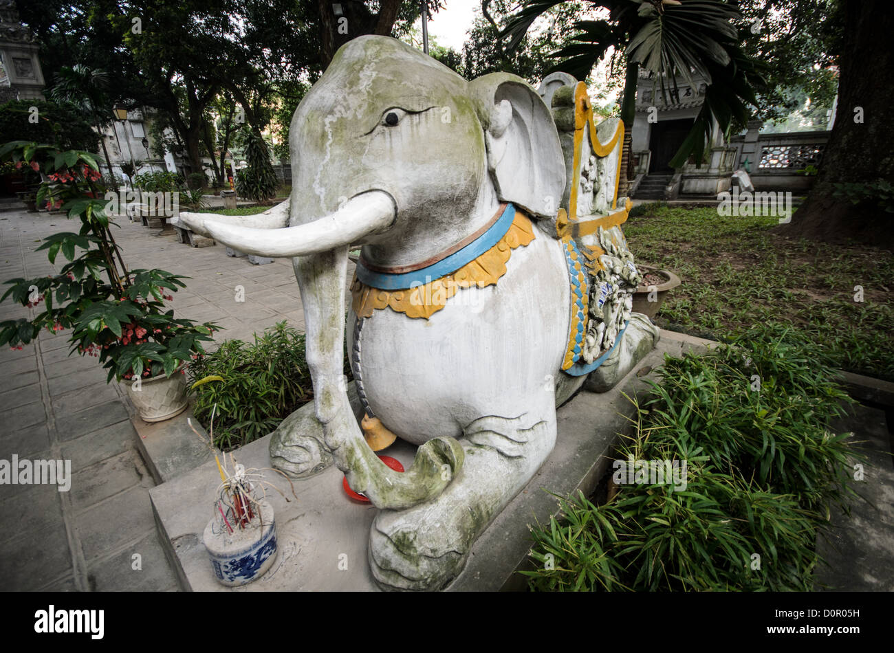 HANOI, Vietnam - ein Elefant Statue an Quan Thanh Tempels in Hanoi. Der taoistische Tempel aus dem 11. Jahrhundert stammt und in der Nähe von West See entfernt. Stockfoto