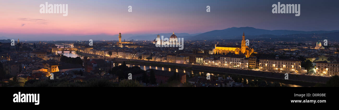 der Fluss Arno und Florenz in der Nacht vom Piazzale Michelangelo, Florenz, Toskana, Italien Stockfoto