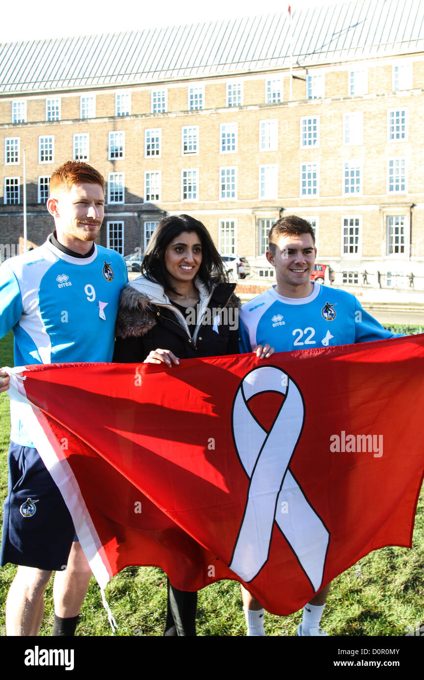 Bristol, UK. 29. November 2012. Vertreter von Bristol Rovers, Ross Staley und Matt Harrold, gemeinsam mit lokalen Männer und Frauen zu verpflichten, alle Formen von Gewalt gegen Frauen zu bekämpfen, durch die Unterstützung der White Ribbon Campaign. Bildnachweis: Rob Hawkins / Alamy Live News Stockfoto